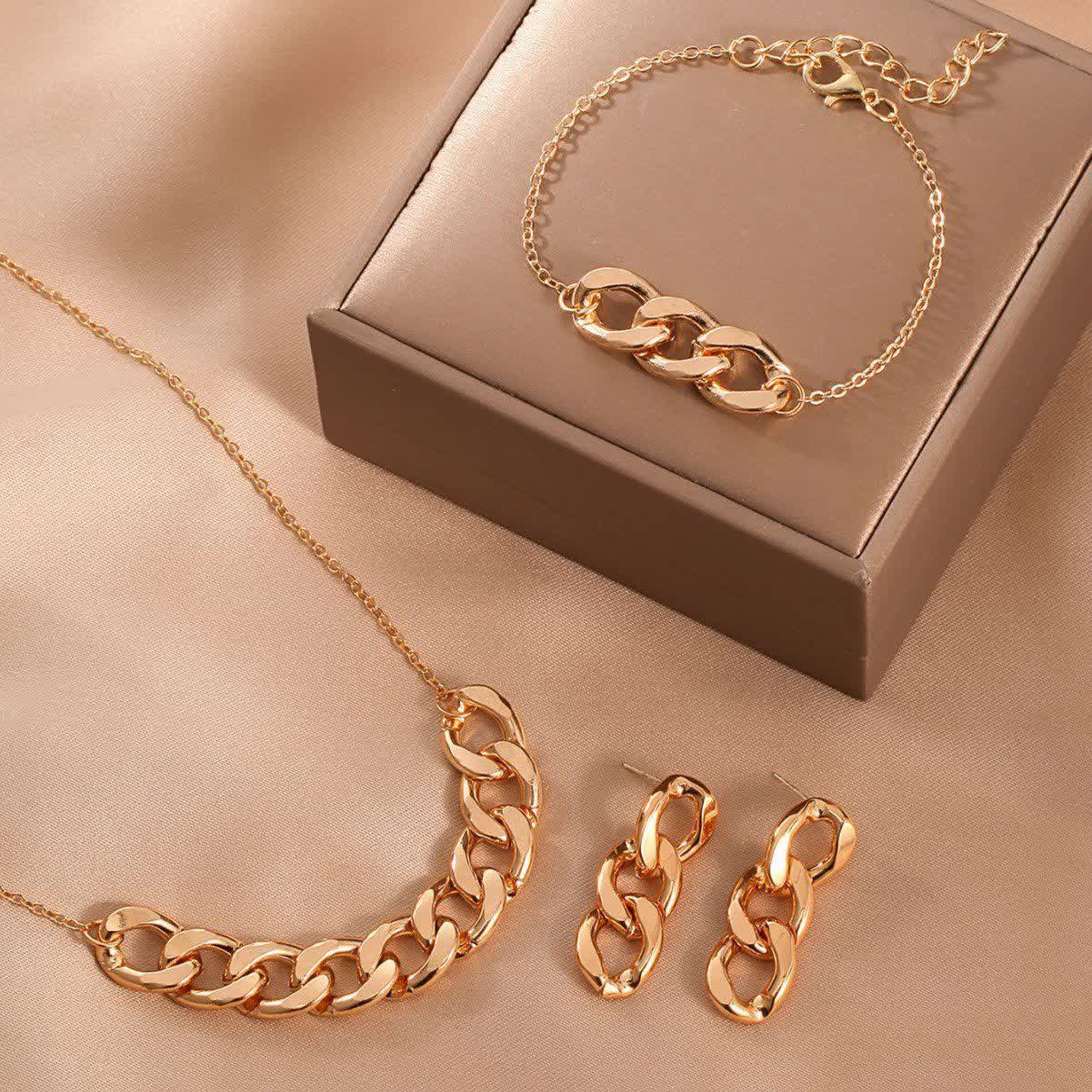 ست اکسسوری طلایی طرح کارتیر