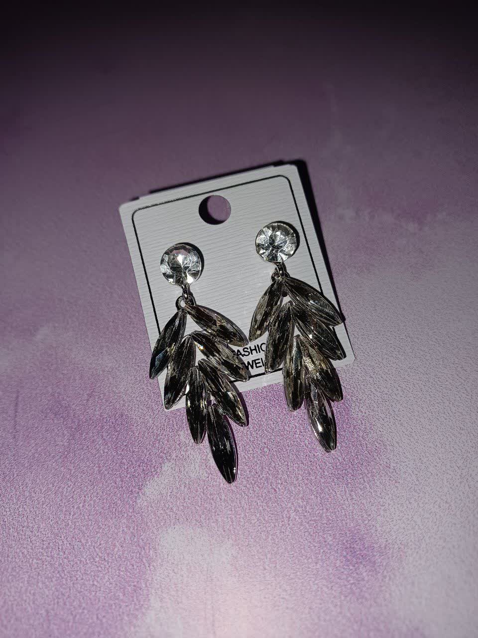 گوشواره آویز برگ کریستالی | گوشواره آویز خوشه‌ای نگین‌دار